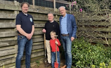 Jeugdwinnaar Twan trapt NK Tegelwippen af van gemeente Lochem