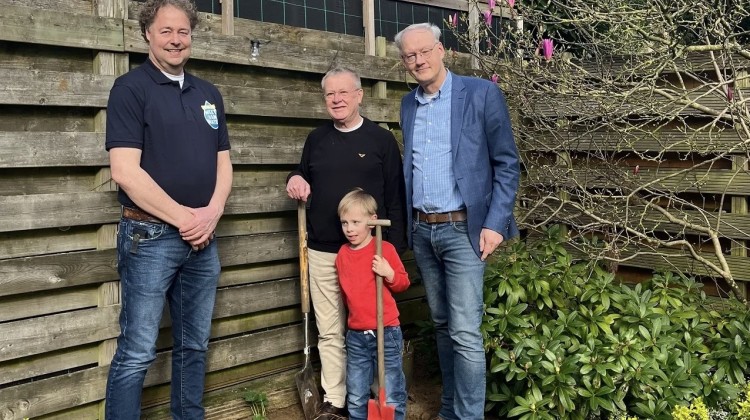 Jeugdwinnaar Twan trapt NK Tegelwippen af van gemeente Lochem