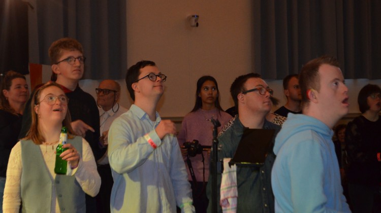 Cliënten van De Wondere Wereld in Vorden kijken naar de videoclip