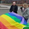 Regenboogbank voor gemeentehuis onthuld