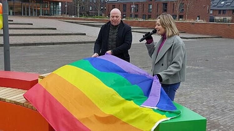 Regenboogbank voor gemeentehuis onthuld