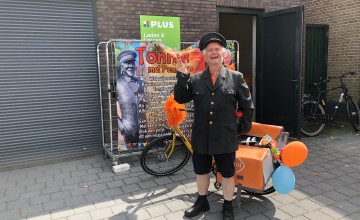 Postbode Tonnie bezorgt zijn laatste post na 50 jaar trouwe dienst