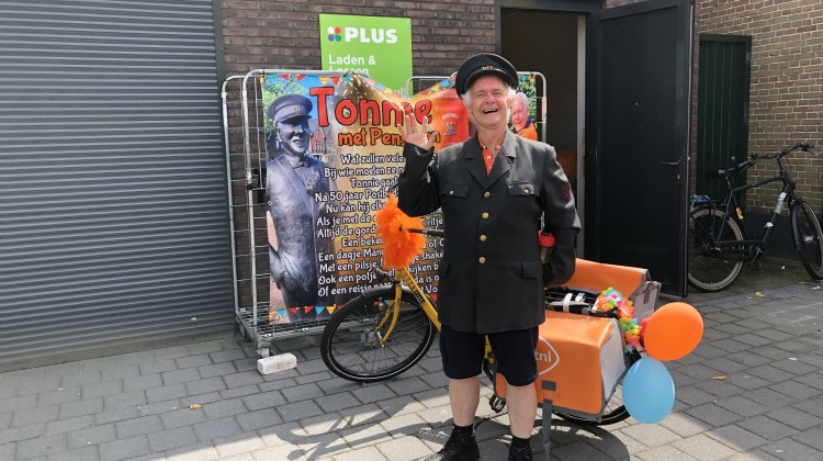 Postbode Tonnie bezorgt zijn laatste post na 50 jaar trouwe dienst