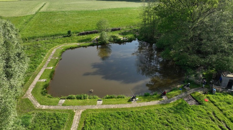 Vissen in het donker tijdens jeudgafsluiter Visvijver Zwiep