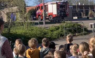 Kinderen Laren verrast met ontruimingsoefening brandweer