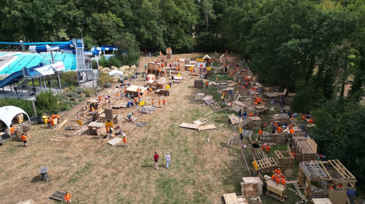 Houtdorp 2025: 228 kinderen bouwen boerderijen bij het Leussinkbad