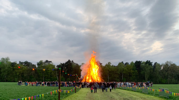 Paasvuur aan, drankje in de hand en gáán!