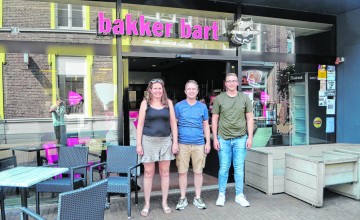 Bakkersduo John en Janette dragen het stokje over van Bakker Bart Lochem aan Niek Westerhof