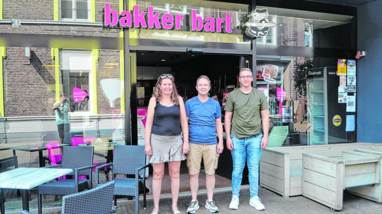 Bakkersduo John en Janette dragen het stokje over van Bakker Bart Lochem aan Niek Westerhof