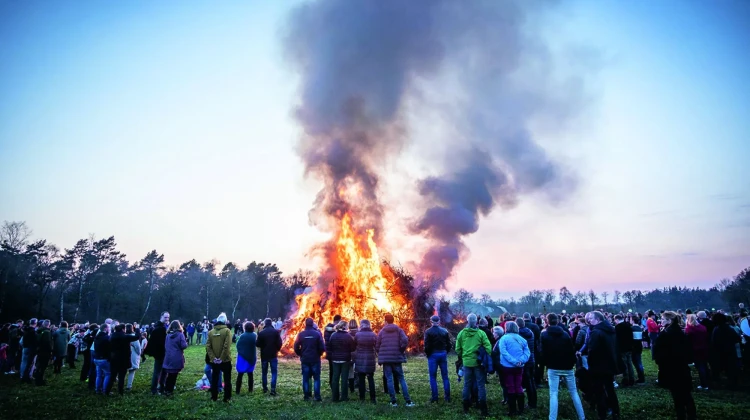Paasvuur en muziek bij Hazenbal