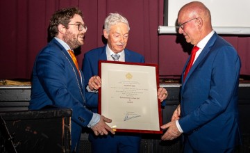 Kreunen Bouw Lochem ontvangt Predicaat Hofleverancier van burgemeester