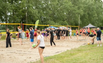 Zon, zand en sportiviteit tijdens beachvolleybal in Eefde
