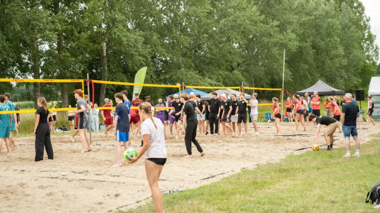 Zon, zand en sportiviteit tijdens beachvolleybal in Eefde