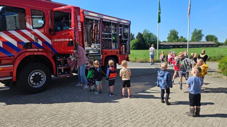 Brandweer Laren geeft kijkje achter de schermen aan basisschoolleerlingen