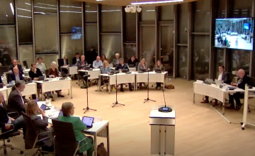 Motie van afkeuring tegen college verworpen na fel debat over subsidieregeling AZC