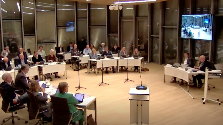 Motie van afkeuring tegen college verworpen na fel debat over subsidieregeling AZC