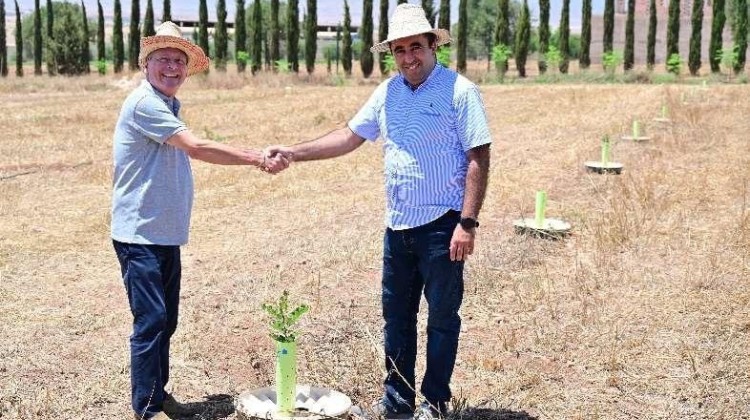 Lezing over hoe bomen in droge gebieden groeien in afbreekbare emmers in Museum STAAL