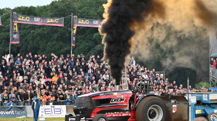 Feest aan de voet van de Lochemse Berg tijdens 40e editie Tractor Pulling Lochem