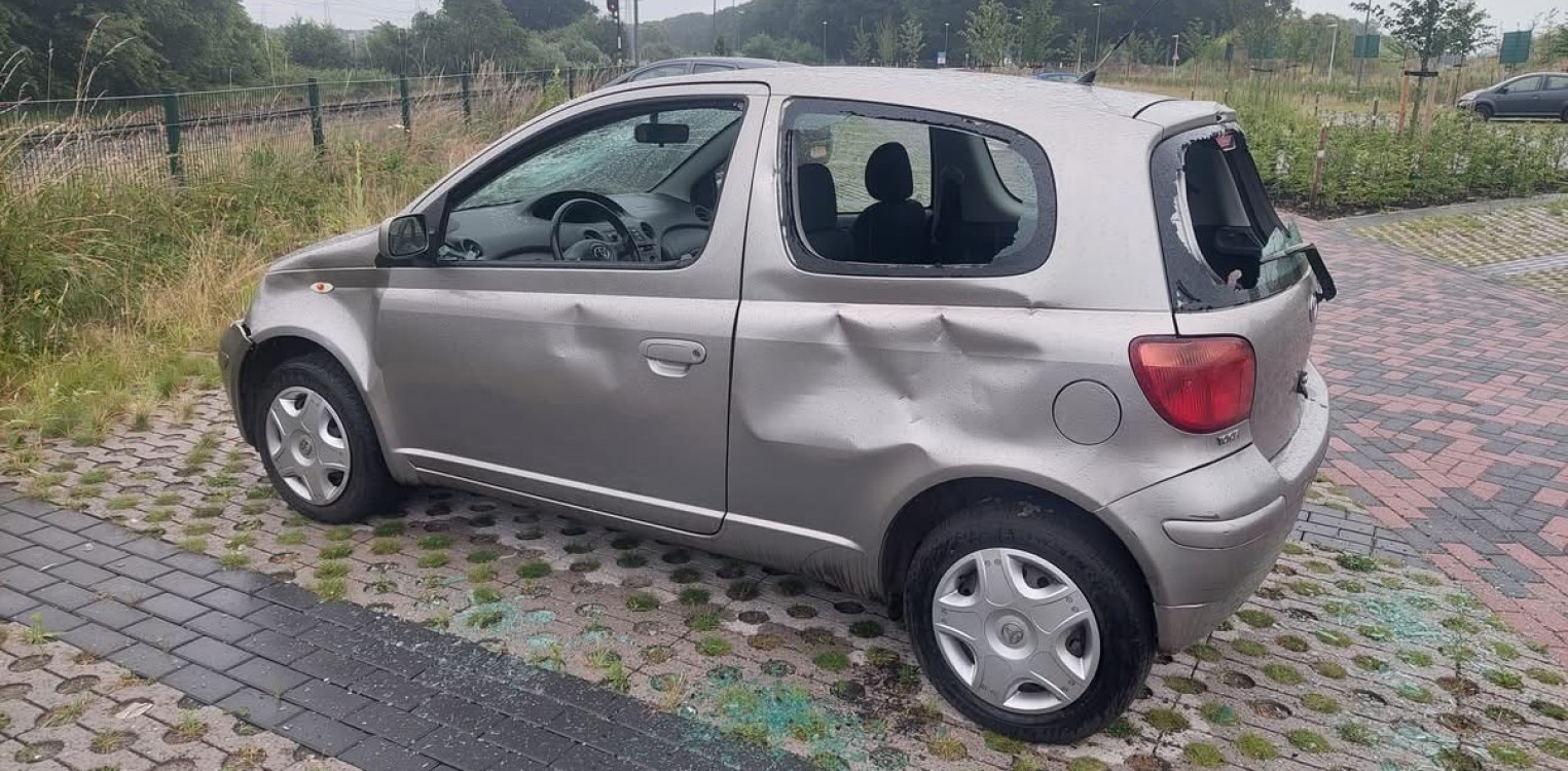 Auto vernield bij station Lochem