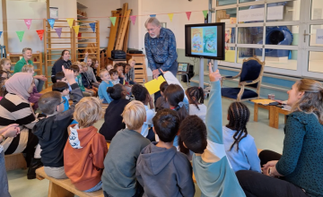 Jacques Vriens voor Kinderboekenweek op bezoek bij Prins Hendrikschool