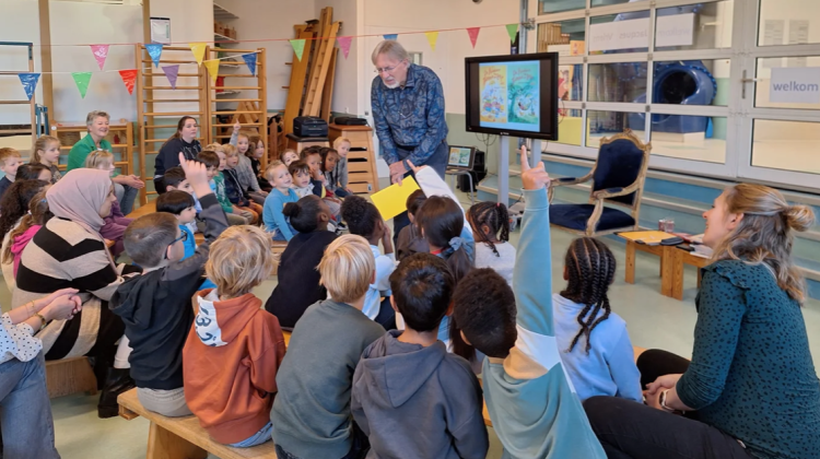 Jacques Vriens voor Kinderboekenweek op bezoek bij Prins Hendrikschool