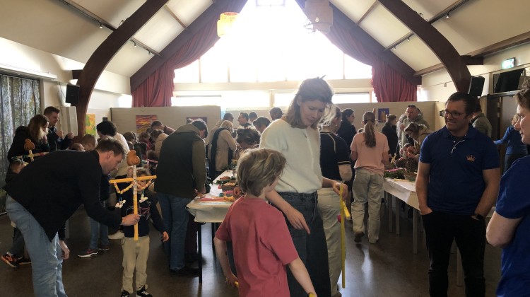 Stokken versieren in Laren