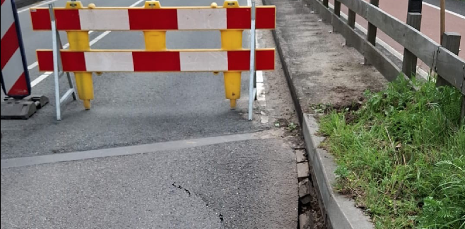 Eefdese Brug per direct afgesloten door zinkgat