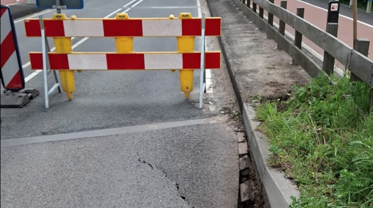 Eefdese Brug per direct afgesloten door zinkgat