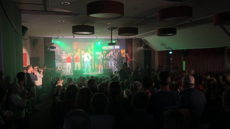 Humor voert boventoon bij 45e playbackshow in Almen