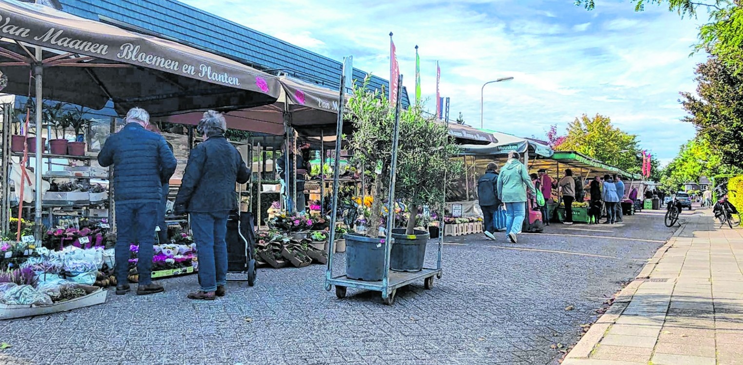 Dorpse gezelligheid op de donderdagmarkt in Laren