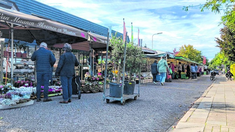 Dorpse gezelligheid op de donderdagmarkt in Laren
