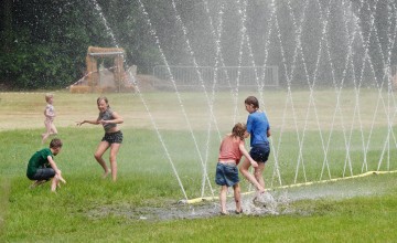Verkoeling voor de jeugd op zonnige slotdag Almens Feest