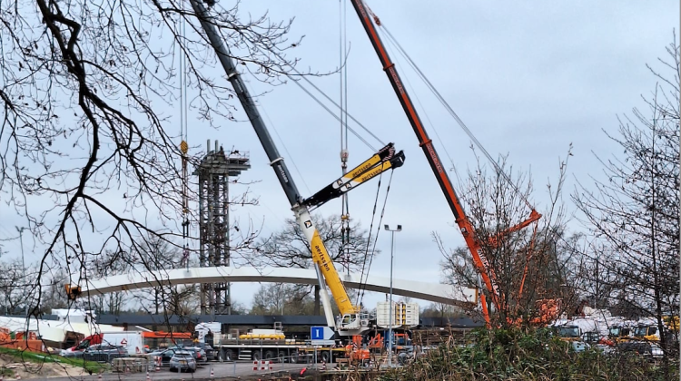 Hijsen van boogdelen Nettelhorsterbrug begonnen