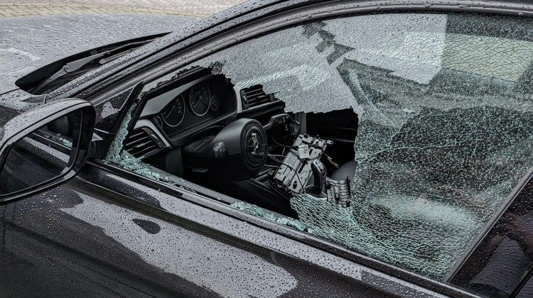 Auto ingebroken in Laren