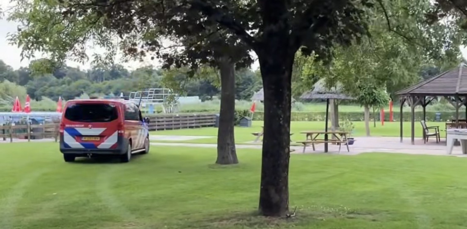 Brandweer Almen doneert boom aan zwembad tijdens challenge