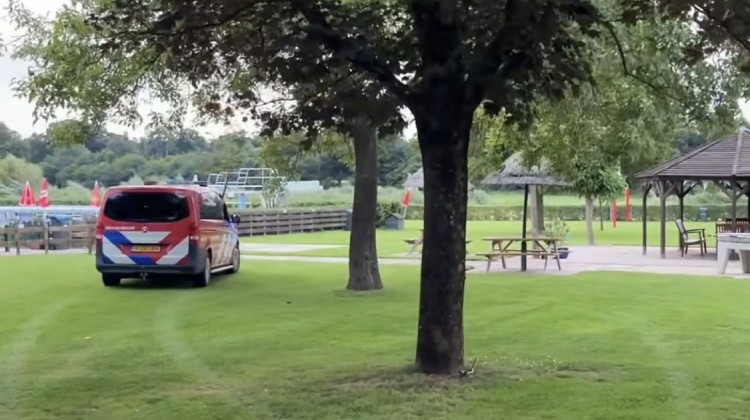 Brandweer Almen doneert boom aan zwembad tijdens challenge