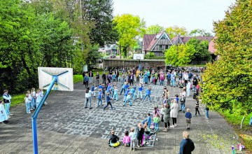 Hele school danst op meester- en juffendag in Almen