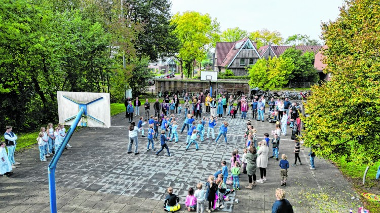 Hele school danst op meester- en juffendag in Almen