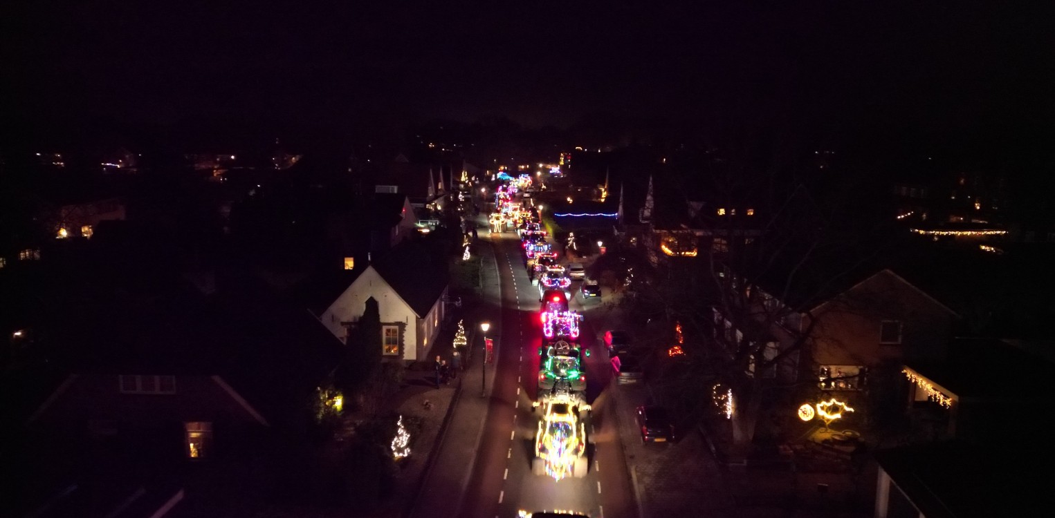 VollGass brengt kerst langs zorginstellingen met verlichte trekkers