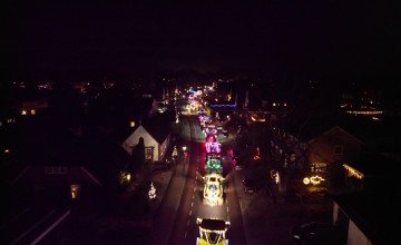VollGass brengt kerst langs zorginstellingen met verlichte trekkers