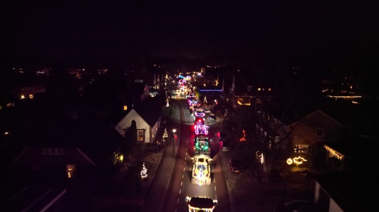 VollGass brengt kerst langs zorginstellingen met verlichte trekkers