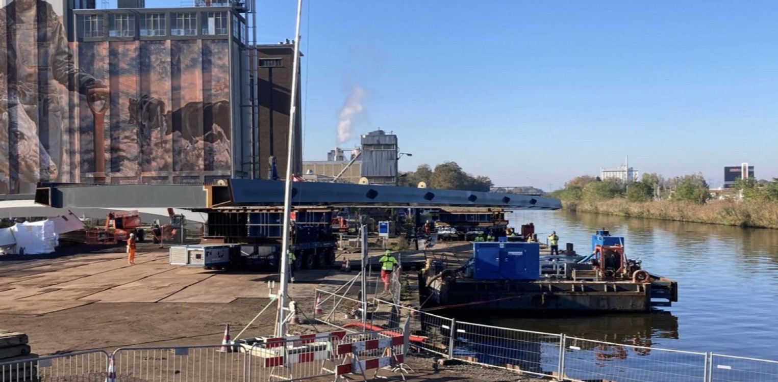 Nieuw brugdeel aangekomen in Lochem en succesvol geplaatst