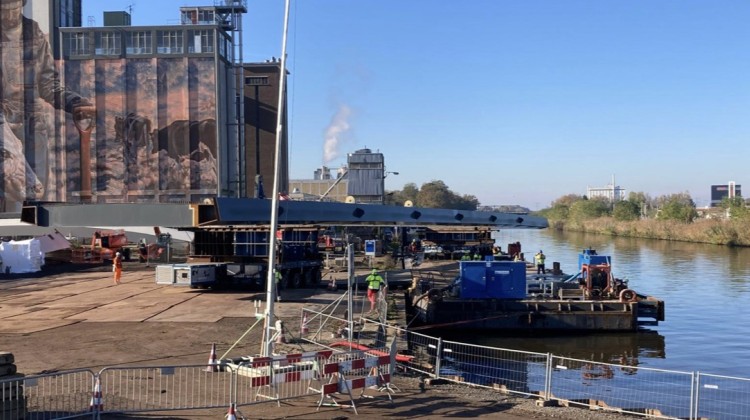 Nieuw brugdeel aangekomen in Lochem en succesvol geplaatst