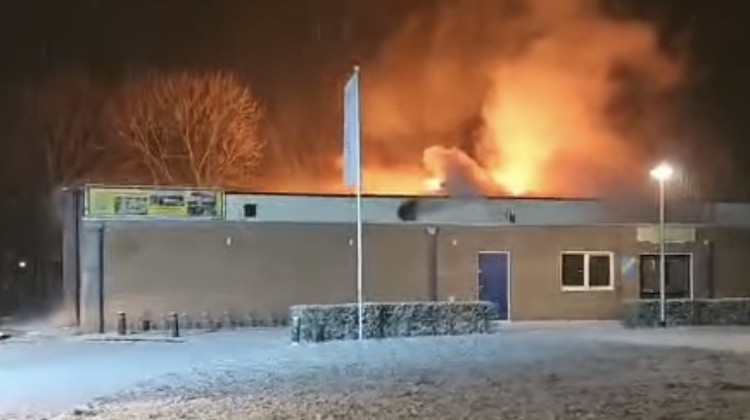 Uitslaande brand verwoest sporthal in Lochem