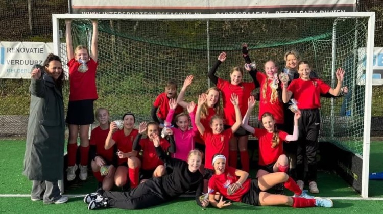 Meiden onder 12-1 van Lochemse Hockey Club kampioen
