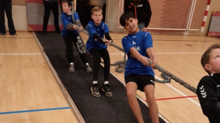 Branink uit Laren en G.A. van der Lugtschool uit Gelselaar winnen touwtrek scholentoernooi