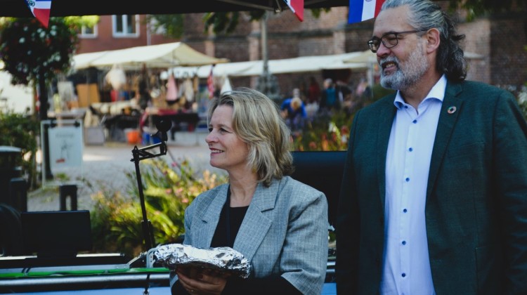 Wethouders Wendy Goodin en Michiel Rijsberman openen het festival 'Lochem Ontmoet'