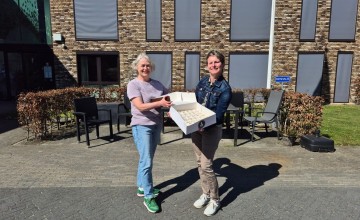 Laren & Oranje deelt petitfours uit op ‘t Talma