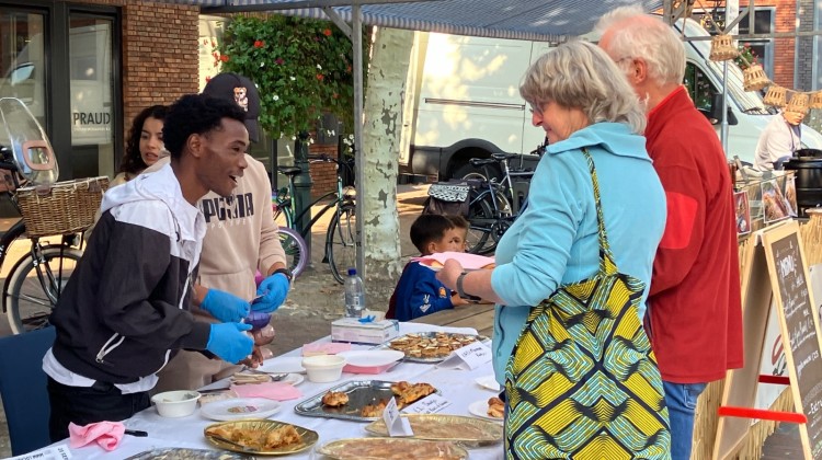 Jongeren uit de COA Opvang in Lochem delen zelfgemaakte hapjes uit