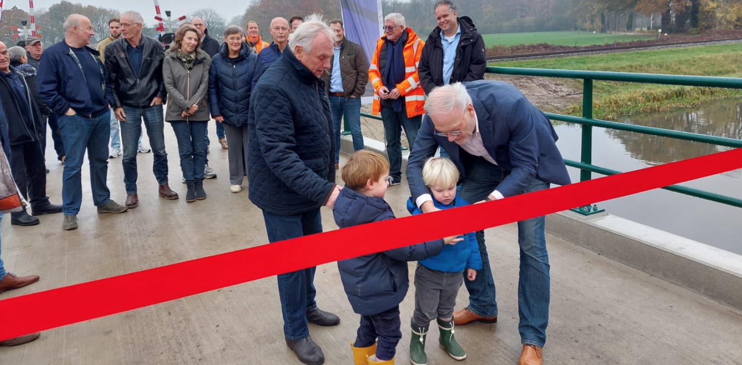 Nieuwe brug in Binnenweg Almen een maand eerder klaar dan gepland